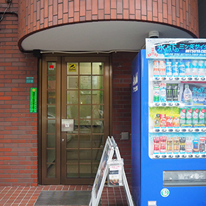 スタジオ内にマットをセッティングした画像